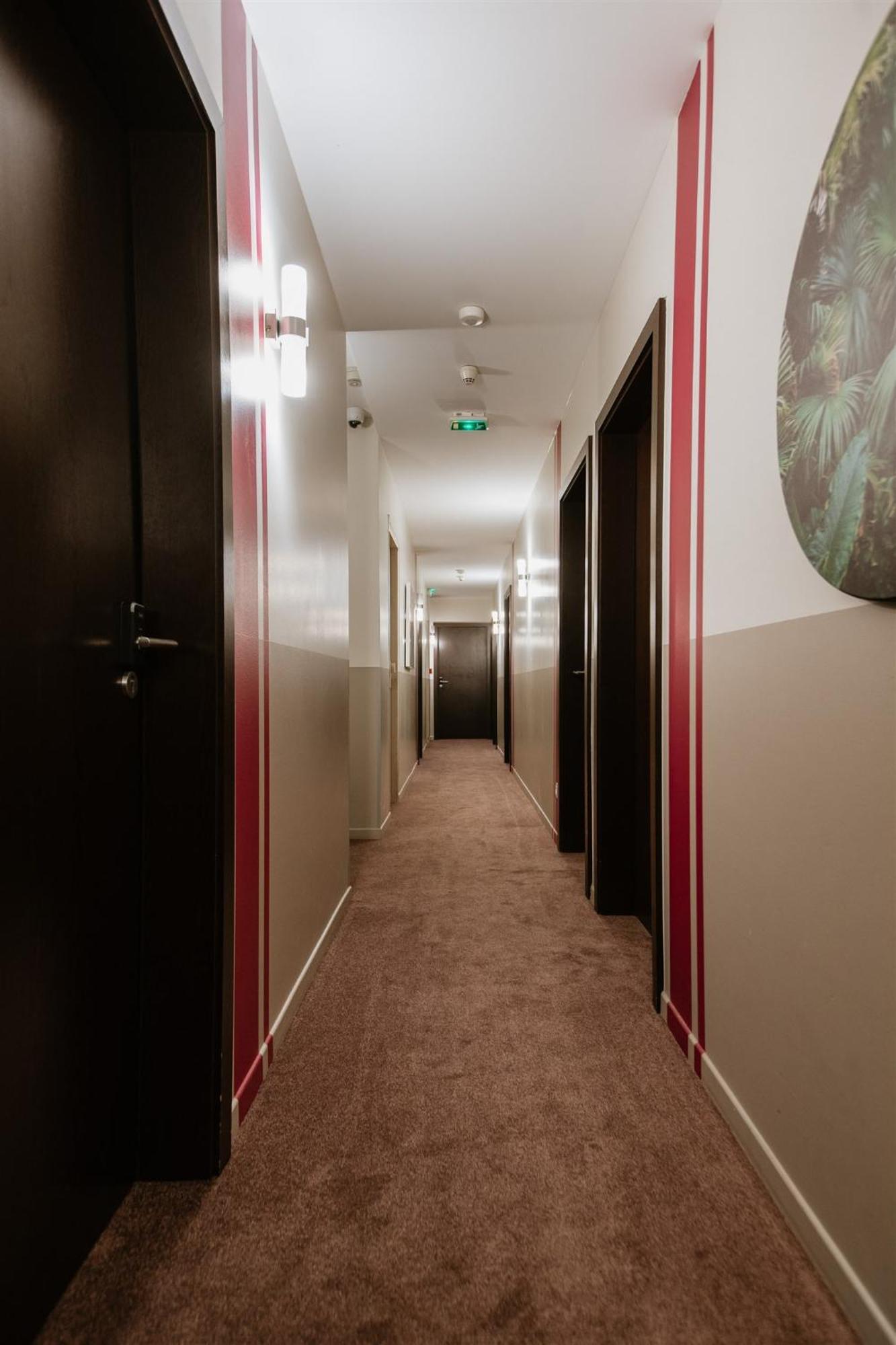 Hotel-Restaurant La Caborne Limonest Eksteriør billede