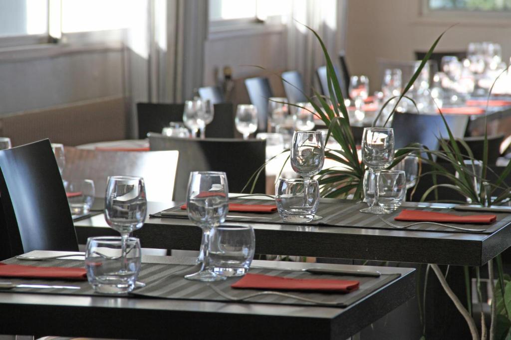 Hotel-Restaurant La Caborne Limonest Eksteriør billede